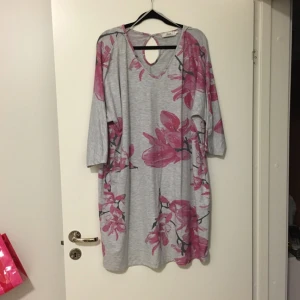  - Grå klänning med blomstertryck och trekvarts-ärmar från Zizzi. Storlek M, men passar en L/XL då Zizzis storlekar är en aning större än "vanligt"