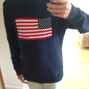  - Fräsch Ralph Lauren tröja med USA flagga. Nypris: 2200 kr. 