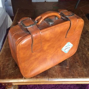  - Härlig vintage resväska som jag fått av mina morföräldrar med behändiga kompressionsremmar inuti.

Köparen står för eventuell frakt. Jag svarar gärna på frågor och skickar fler bilder. :) 