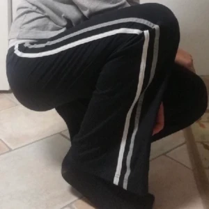 Coola brallor - Skitsnygga silkiga 90-talsbrallor från Rönnish! svarta med vita/grå linjer och vit mudd, tyvärr saknas snören men inget som stör ⛓