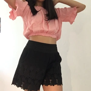 En rosa blus och svarta shorts - Köp båda för 100kr! Annars rosa blusen från hm 30kr eller shortsen för 70kr. Båda är XS. Svarta underdelen är använd några antal gånger och är i jätte bra material med ett lent tyg innanför, så de är såå sköna 😍