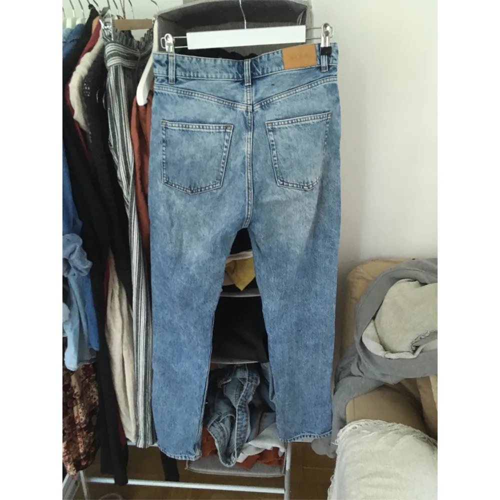 Ett par jeans från Monki med högre midja och ankellängd. . Jeans & Byxor.