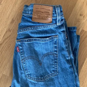 Levis jeans  - Ett par väldigt populär jeans från Levis! Dom är i modellen ”ribcage straight” och är endast använda 2 gånger. Dom är inköpta för 1150kr och nu tänkte jag sälja dom för 600kr (kan prutas)