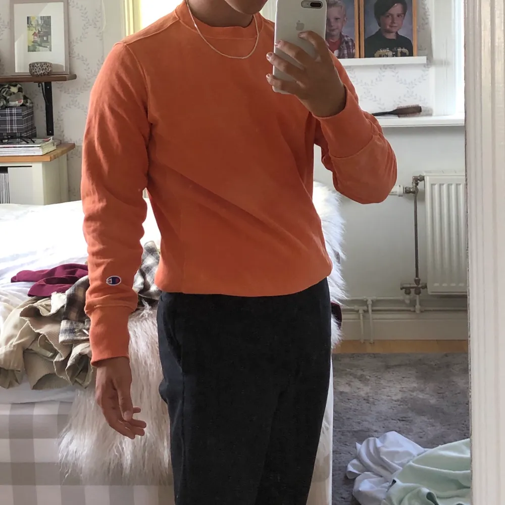 Orange sweatshirt från champion. Passar som en S. Skriv annars för mått, fler bilder eller förhandling av pris.. Tröjor & Koftor.