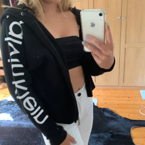 Calvin Klein Hoodie - Super fin Calvin Klein performance hoodie i storlek M, använde fåtal gånger:)