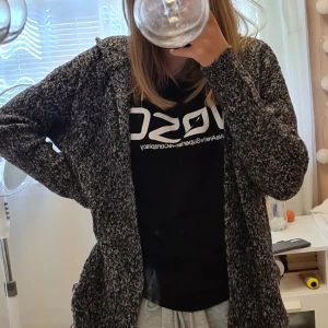 Kofta - Otroligt mjuk kofta i bomulls material. Passar alla kroppsform och storlekar. Har både luva och fickor på sidorna. Hör av er till mig ifall ni är intresserade eller vill se mer bilder❤köparen står för frakten som tillkommer❤