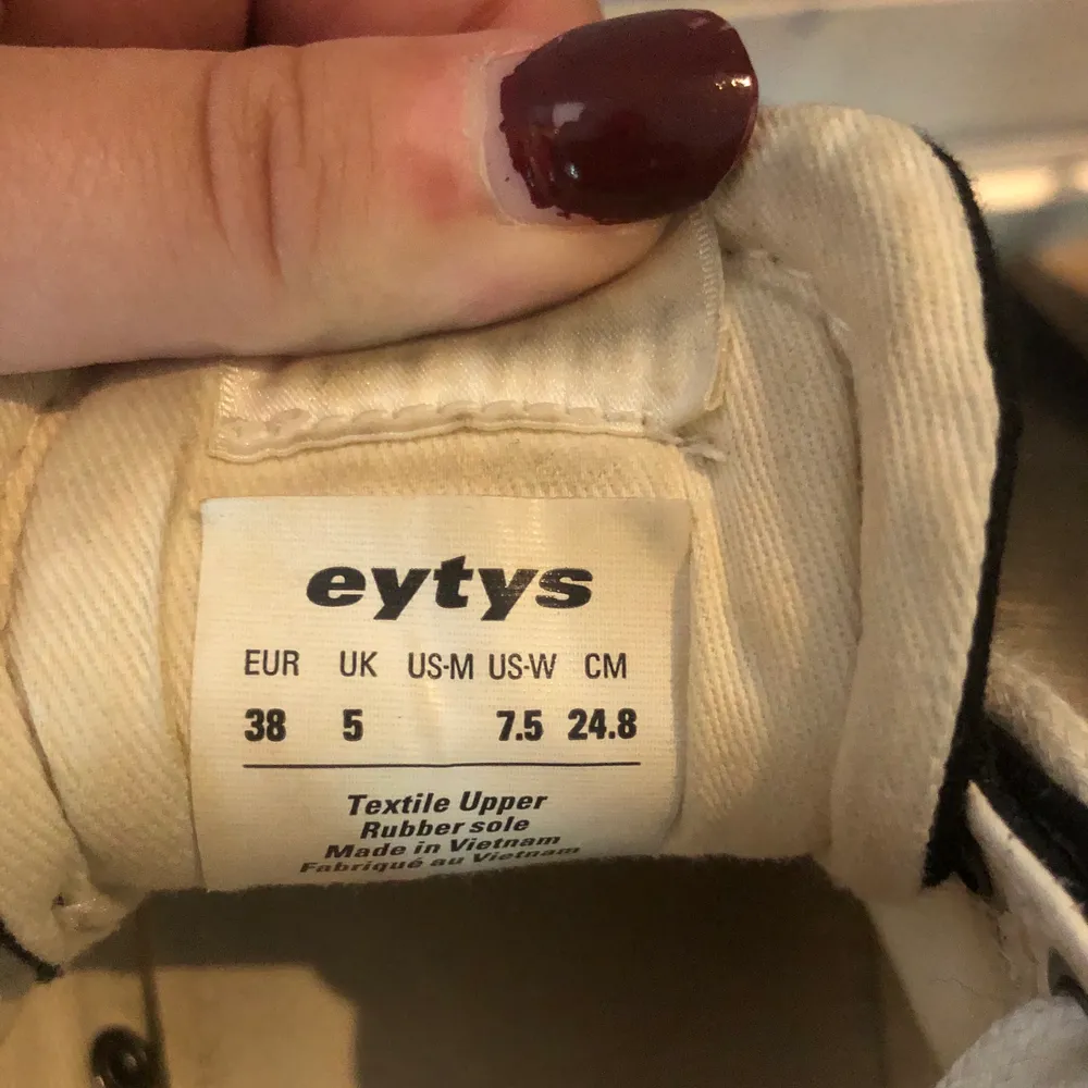 Eytys skor i modell odessa. Använda, men sparsamt använda skor. Kommer tvättas innan jag skickar dem😊 har tyvärr inte original skokartongen kvar men du får med påsen som medföljer vid köp på Eytys🥰 har inte räknat med fraktavgiften i detta pris! . Skor.
