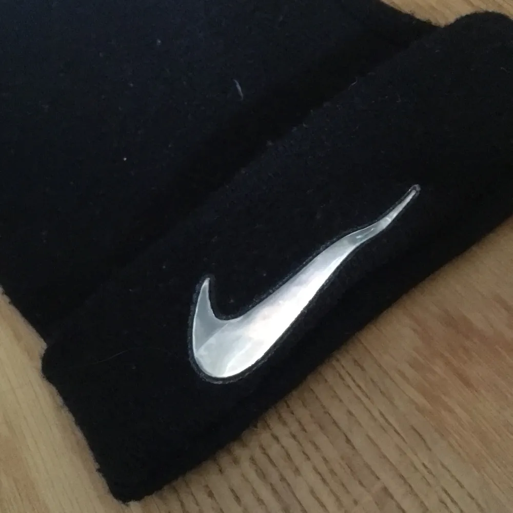 Skitsnygg oanvänd Nike mössa med reflex! . Övrigt.