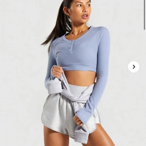Knappt använd tröja från gymshark - Säljer nu min ”legacy fitness long sleeve crop top” från gymshark i färgen ”slate blue”. Älskar denna modell men har en likadan i svart så har mest använt den svarta. Har använt denna ca 3 gånger, perfekt skick!! Lägger upp en egen bild senare