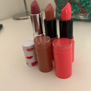 Läppstift Clinique och Makeup revolution - Två läppstift från makeup revolution, bra kvalité även fast det ses som ett billigt märke. Det sista är från clinique, säljer då färgerna inte passar mig. Köparen betalar frakt