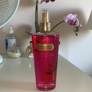 Victoria Secret  - Ny Victoria Secret parfym Mango temptation. Endast öppnad ett fåtal gånger. Inte använd pga alergi.