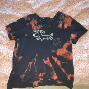 Självblekt t-shirt  - Svart t-shirt som är självblekt. Mellan stort vitt hund tryck på framsidan. Passar M och S. 