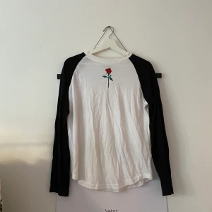 Baseballtröja med ros  - Supersnygg baseballtröja med fin detalj från Carlings! Sparsamt använd. 💘