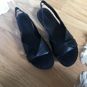 Vagabond sandaler  - Svarta slingbacks/skinnsandaler från Vagabond, använda vid ett tillfälle. 