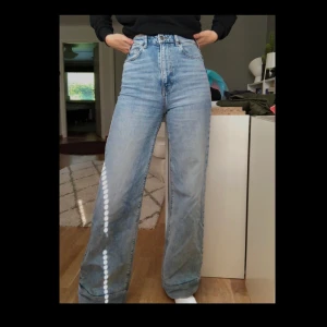 Raka blåa jeans - Jättefina raka blåa jeans. Tillsytt tyg längst ned. Hellånga på mig, jag är 177cm. Köparen står för frakt🌸