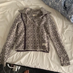 Odd Molly kofta - Odd Molly kofta. Fick den i födelsedagspressent och är bara använd 2 gånger. Passade inte mig.