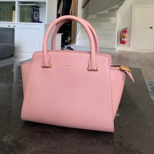 Söt rosa väska  - Väldigt bra skick