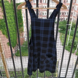 Klänning -blå & svart  - I mjukt och lite strechigt material. Två små fickor fram. Möts helst upp annars tillkommer frakt! 