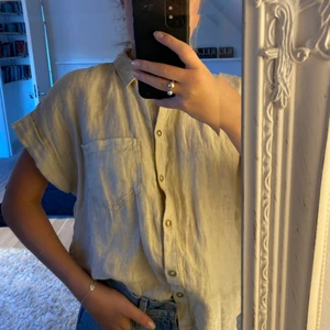 Beige linneskjorta Zara  - Snygg linneskjorta från Zara. Mycket sparsamt använd. Strl L (jag är vanligtvis S, men ville ha den större). Säljer för 80kr