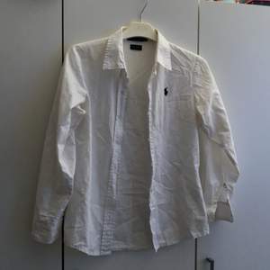 Helt vanlig vit skjorta från RL, säljer för att den är för liten 