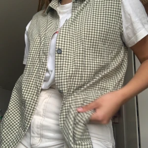 Unik ”väst” - Detta plagg är väldigt unikt! Blev kär i mönstret direkt men har inte använt tillräckligt då jag haft problem att stylea, men är övertygad om att någon annan är bättre på det än mig. Jag har styleat som på bilderna🐢🐢 (den har som en skjortkrage)