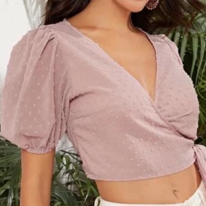 Superfin omlott topp💜 - Superfin rosa/nude omlott topp med söta prickar i ljusrosa färg perfekt till sommaren!! Går att vika in knuten som jag gjort på tredje bilden💗💗💗hör av er vid frågor eller fler bilder💜