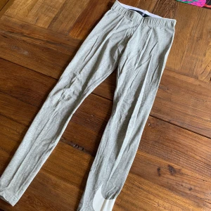 Tajts ifrån Nike - Supersköna gråa tajts ifrån Nike som funkar både till sport och vardag, aldrig använda och är i superfint skick!