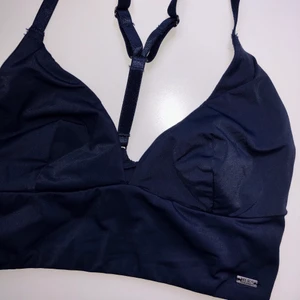 💙TOPP/BH💙 - Helt ny! Mörkblå, bygellös topp från Wera Stockholm. Storlek: 70B. Köparen står för frakten (11 kr)💙