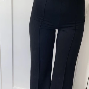 Kostymbyxor, Chiquelle stl.M - Vida svarta kostymbyxor från Chiquelle, endast använda en gång. Sitter skönt och tight över midja och rumpa. Jag är 173cm lång och benen är inte för korta för den som har långa ben. Nypris 499kr