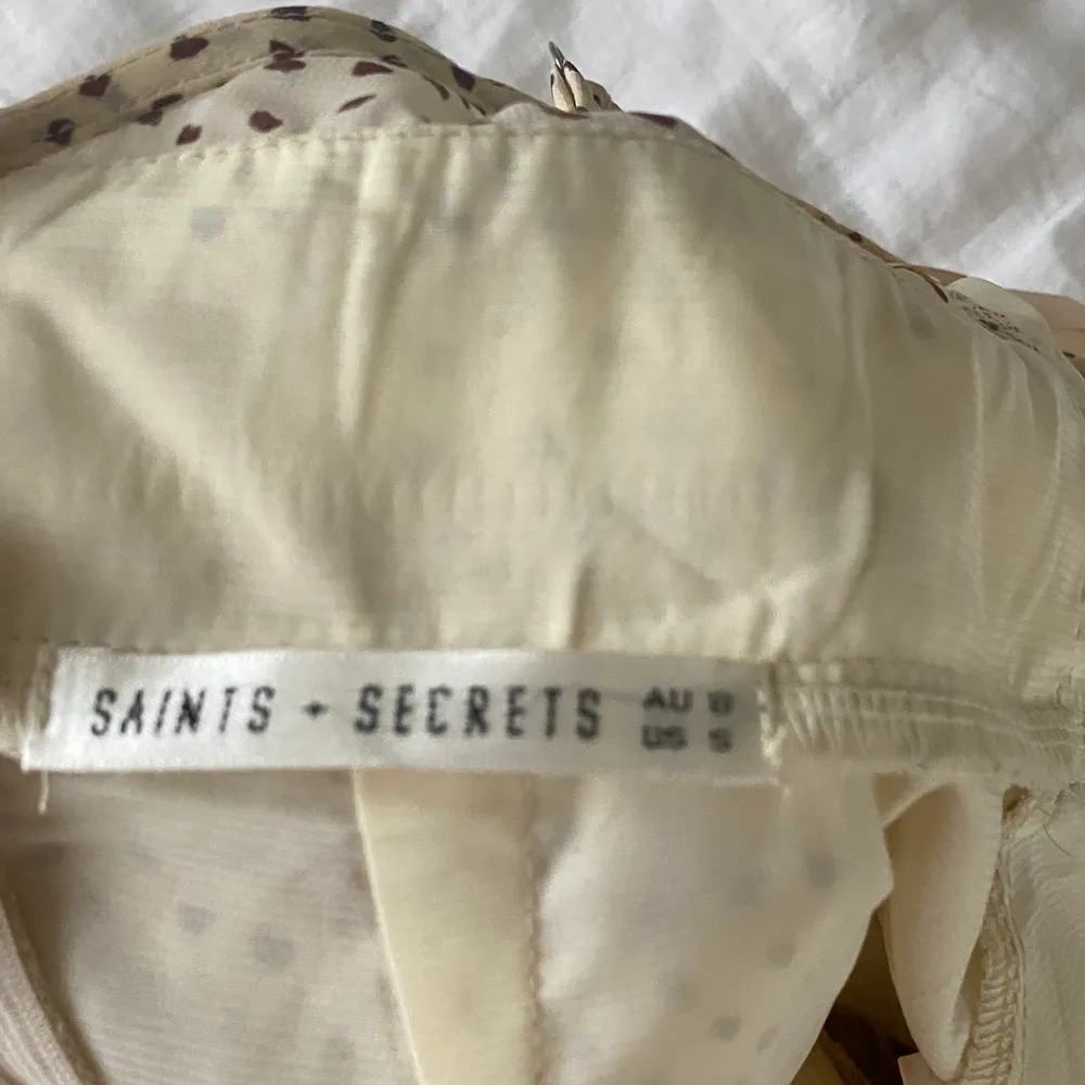 Superfin och härligt playsuit från Saints + Secrets. Det är som sagt en playsuit men ser ut som en klänning. Knappt använd 💙 Frakt tillkommer på 66kr. . Klänningar.