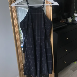 Brandy Melville Klänning  - Säljer denna söta halter neck klänning från Brandy Melville som tyvärr inte passar mig längre. Den är i one size men skulle säga att den är en XS-Mindre S. Fraktar mot fraktkostnad. 🌸