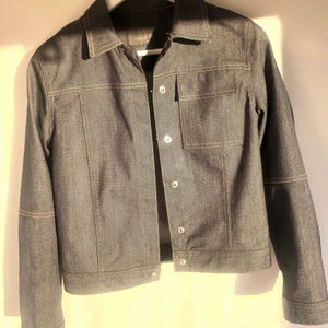 FILIPPA K jeansjacka - FILIPPA K JEANSJACKA. Knappt använd! Storlek S. Mindre modell, passar perfekt på sommaren men går absolut att ha under en större jacka på vintern t ex  💋