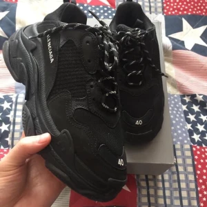 Balenciaga triple S black eu40 uk6 - Balenciaga triple S black uk6 eu40 passar som har störlek 41-42, medföljer låda och extra laces +kvitto, en flaw ena sko , pm för fler bildet