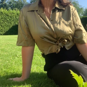 Vacker Siden Blus - 100% Siden/Silke 🤍 För en mer mordern look, tycker jag den gör sig bäst knyten i midjan 🤍 25kr för frakten 📦 