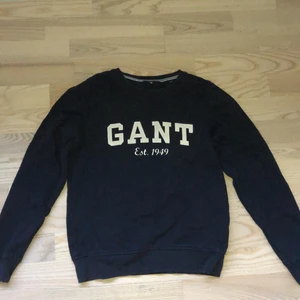 Mörkblå Gant sweatshirt - Super fin mörkblå tjocktröja från gant i storlek S 💕