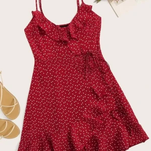 Otroligt fin sommarklänning  - Jättefin klänning som är justerbar i midjan och axelbanden. Detta gör att klänningen båda passar storlekarna Xs, S och M. Superfin till en varm sommardag eller till kvällen med en stickad tröja över💕