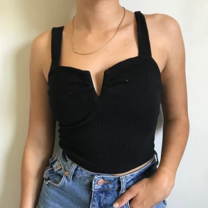 Svart top - Svart top från Bershka! Köpt i Barcelona och har endast använt den en gång!!⚡️ köparen står för frakten och jag tar endast emot swish!!💖💘