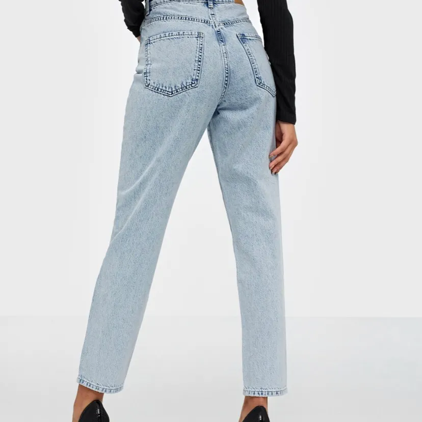 Blåa jeans från Gina tricot i storlek 36 i modellen ”dagny mom”. Säljer pga av att jag inte tycker jag passar i färgen på jeansen. Ordinarie pris 499 och säljer för 150 kr inklusive frakt eller så kan jag mötas i Stockholm❤️. Jeans & Byxor.