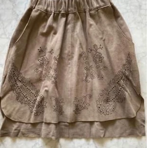 Mocka kjol - Helt oanvänd beige mocka kjol från sixty Days i stl S, med resår baktill.  Nypris 1999,- 