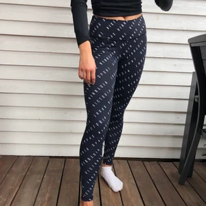 Träningstights victorias secret - Snygga trendiga träningstights från Victorias secret i tjockt material 💕