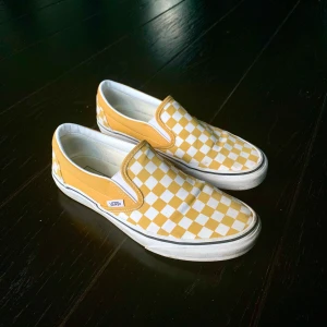Checker Vans - säljer mina urballa GULA checkered vans då de kommer till användning allt för sällan💛 de är i fint skick förutom att de är lite smutsiga(går självklart att tvätta) frakt ingår📦 ‼️nypris 600kr‼️