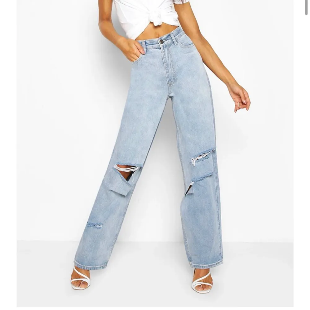 Så fucking snygga jeans från boohoo som jag nyss fick hem men som var alldeles för stora för Mig... 😓 Midjemåttet är ca 83-85 cm i omkrets och jag är 1,70 å de är aningen för långa för mig (det är såklart snyggt å klippa annars) Buda i kommentarsfältet❤️. Jeans & Byxor.