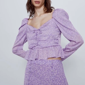 Topp från Zara - Säljer den här toppen från Zara som är slutsåld på hemsidan. Superfin men kommer tyvärr inte till användning. Bud från: 100 kr 🌸