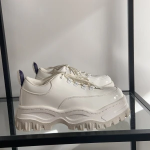 Eytys stl 40  - Hej💓!! Säljer ett par nästan nya eytys i storlek 40. Har bara använt några få gånger och fortfrande hela och rena. De är i modellen Angel Canvas. Säljer pga för stora. Pris exklusive frakt🧚‍♀️