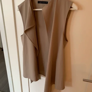 Zara väst  - Zara väst i beige färg storlek S. Köparen står för frakten. 