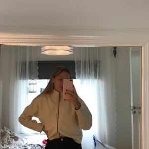 Flis Gina Tricot strl S - Jättemysig beige/smutsvit flis från Gina Tricot, använd fåtal gånger. Varm och mjukt material som passar utmärkt till hösten🍂🐿. Storlek S men passar M också då jag är det!