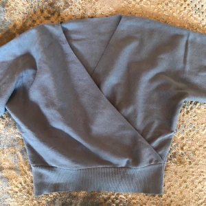 Blue-grey sweater - 3/4 sleeves, cropped, super cozy. Perfect conditions. 