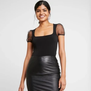 Topp  - En stringbody i storlek 34, 150kr