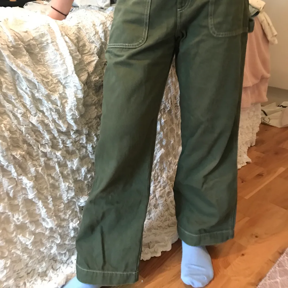 Sköna gröna vida jeans från Monki.. Jeans & Byxor.