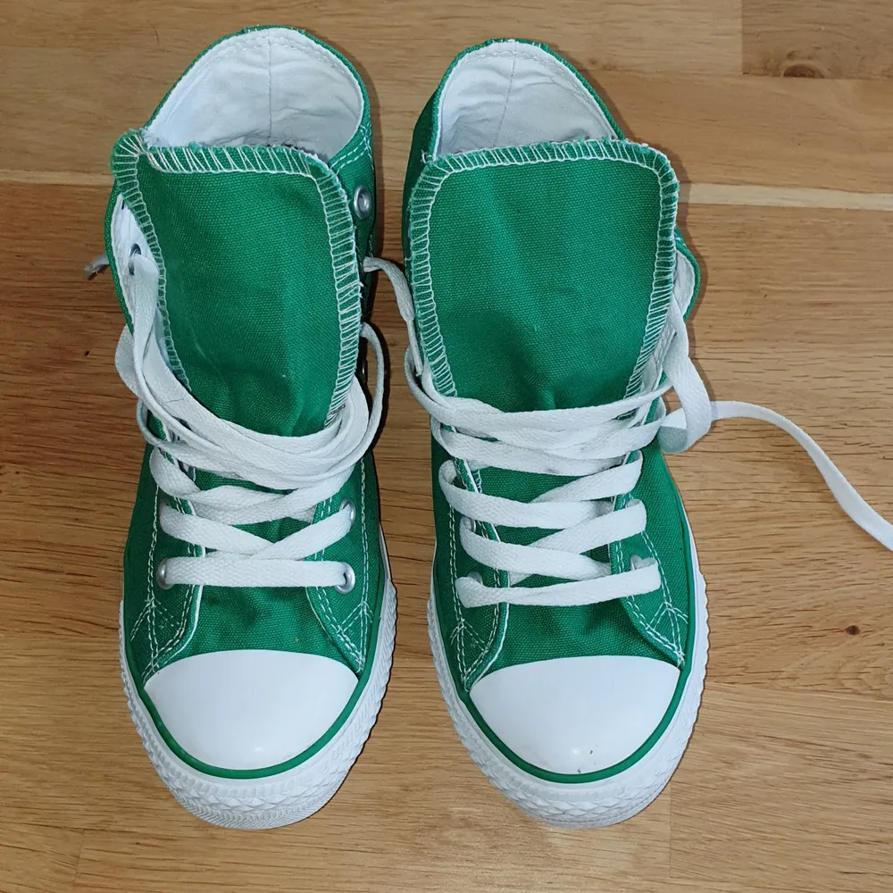 Klassiska  snygga gröna converse allstar. Storlek 39. Rena skor med rena snören. Skorna är jättefräscha. Priset är exkl frakt.. Skor.